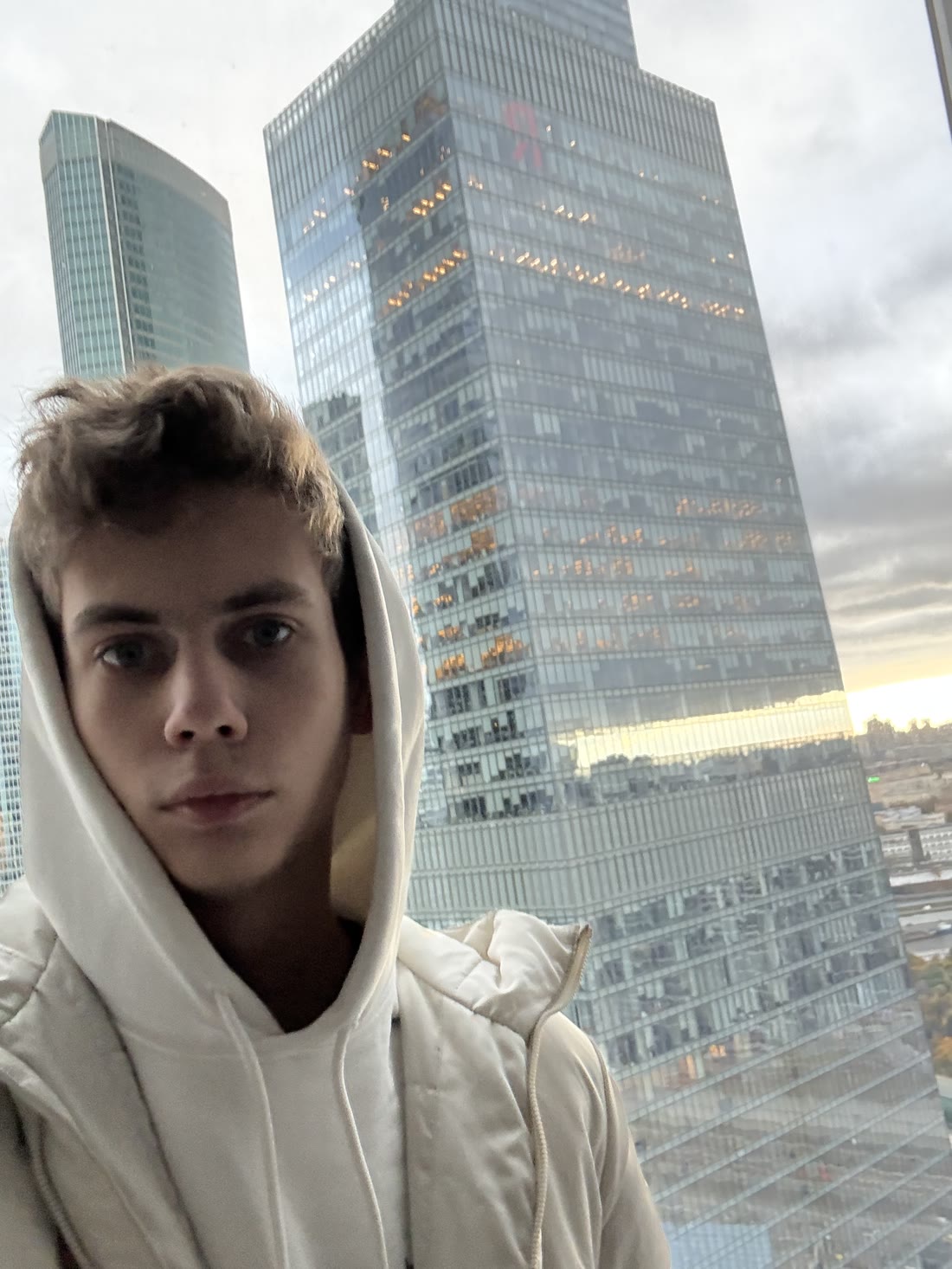 Матвей Суроткин, автор сайта, на фоне Москва-Сити